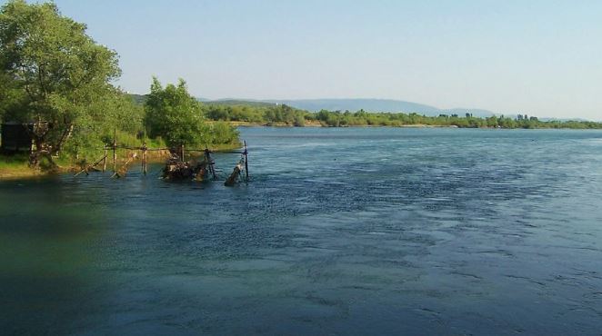 Po peshkonte, 65-vjeçari nga Mitrovica bie në lumin Buna – nisin kërkimet