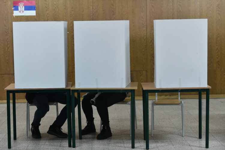 Deutsche Welle për zgjedhjet në Serbi: Nuk përjashtohet rënia e rezultateve të SNS-s