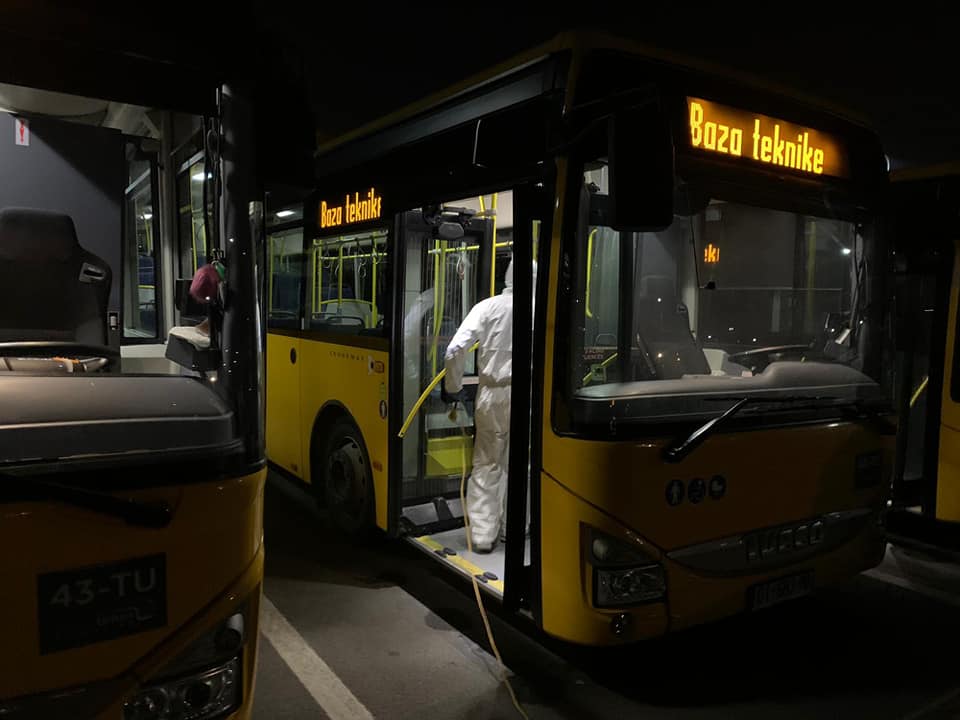 vdes-nje-person-ne-nje-autobus-urban-ne-prishtine