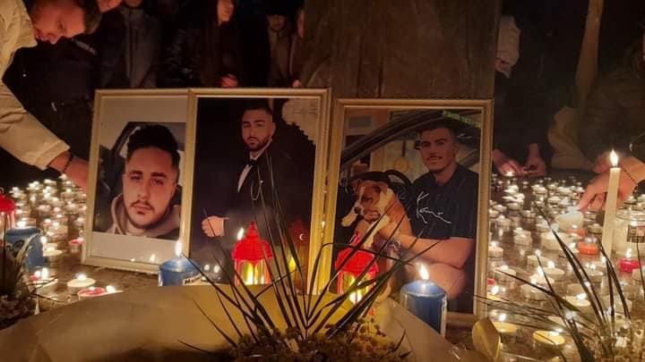Vdekja tragjike e tre të rinjve nga Gjakova, ndizen qirinj në parkun e qytetit