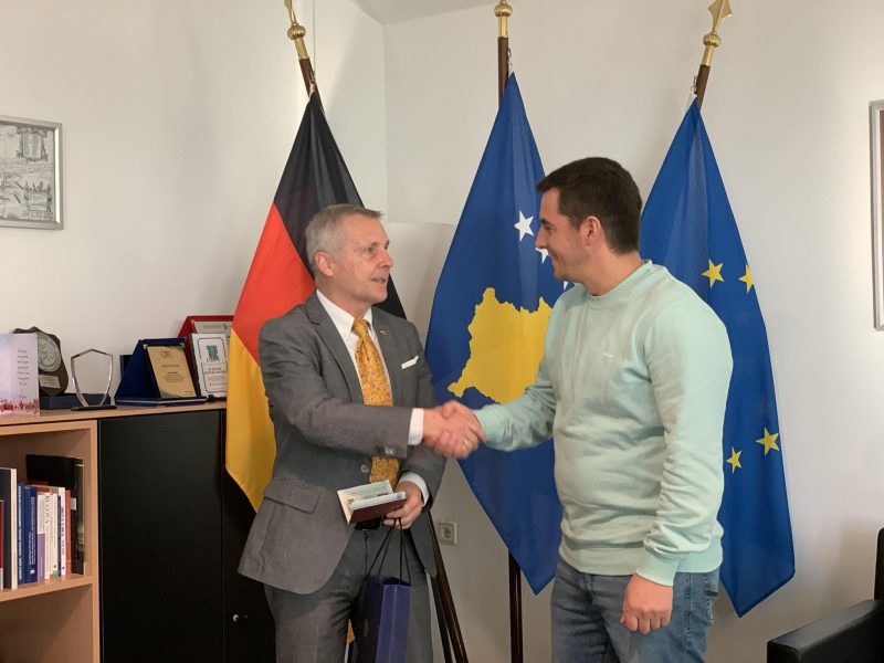 ambasada-gjermane-e-leshon-vizen-e-fundit-turistike,-rohde:-e-mbajta-fjalen