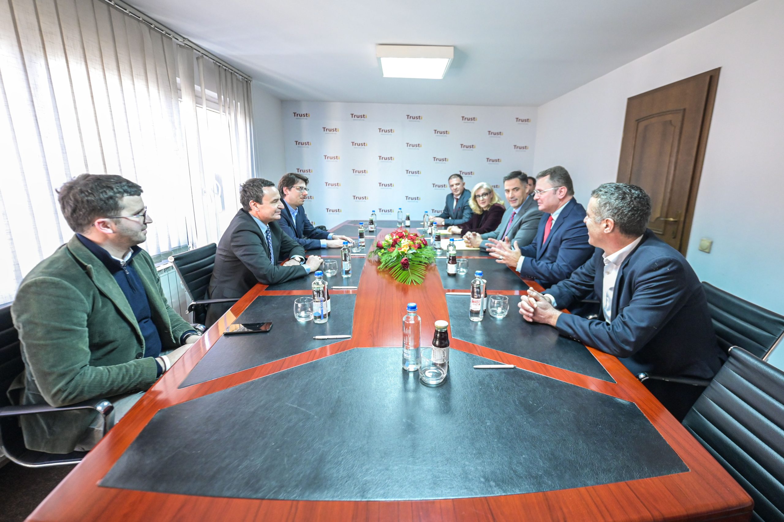 kurti-viziton-trustin,-thote-se-eshte-i-rendesishem-fuqizimi-i-institucionit