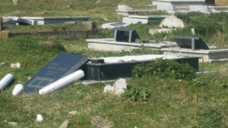 Dëmtohen disa varreza në Rahovec