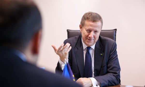 szunyog-takon-ministrin-aliu,-i-jep-nje-keshille