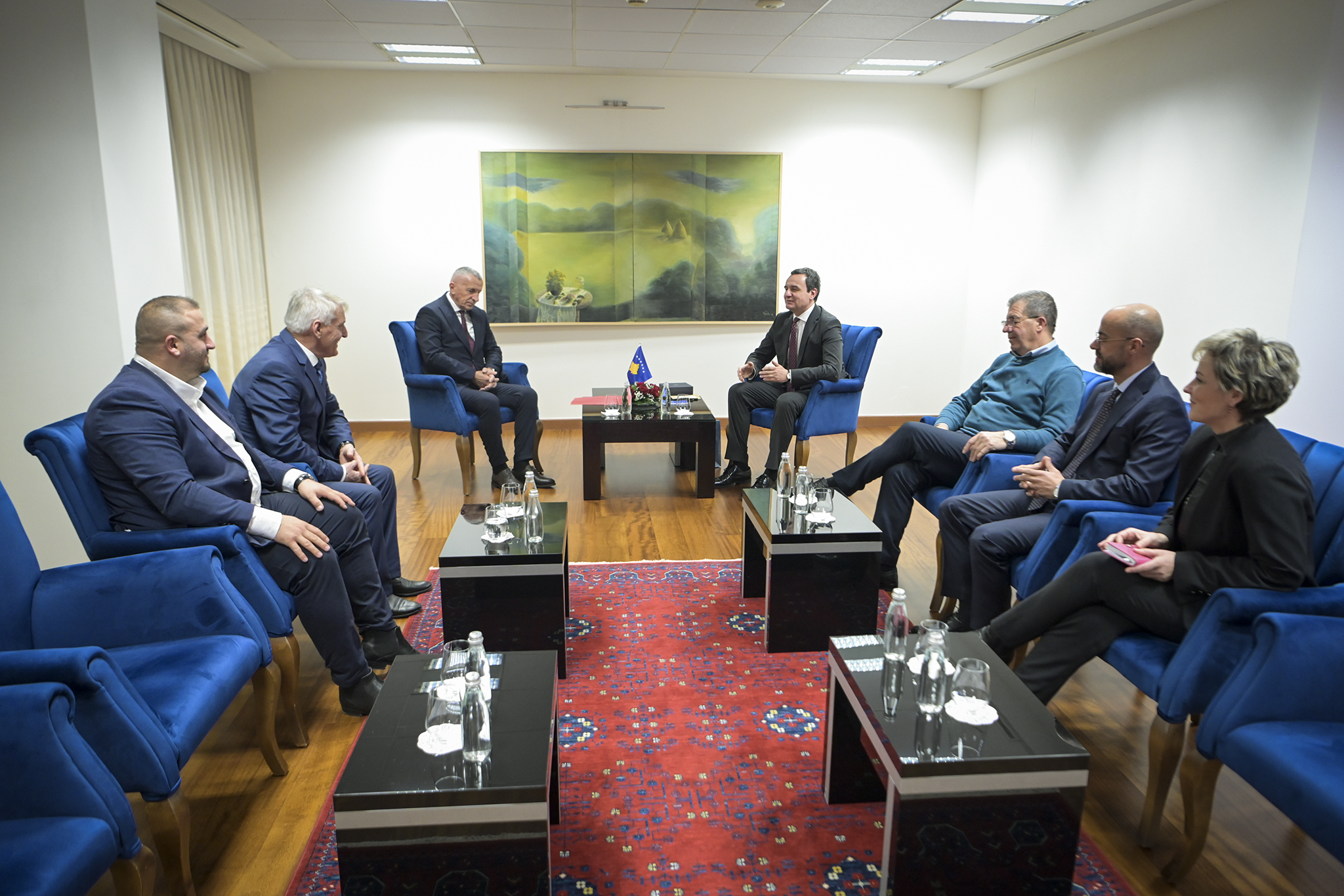 kurti-pret-ne-takim-lideret-politike-te-lugines:-mbeshtetja-e-qeverise-per-shqiptaret-e-presheves-do-te-vazhdoje