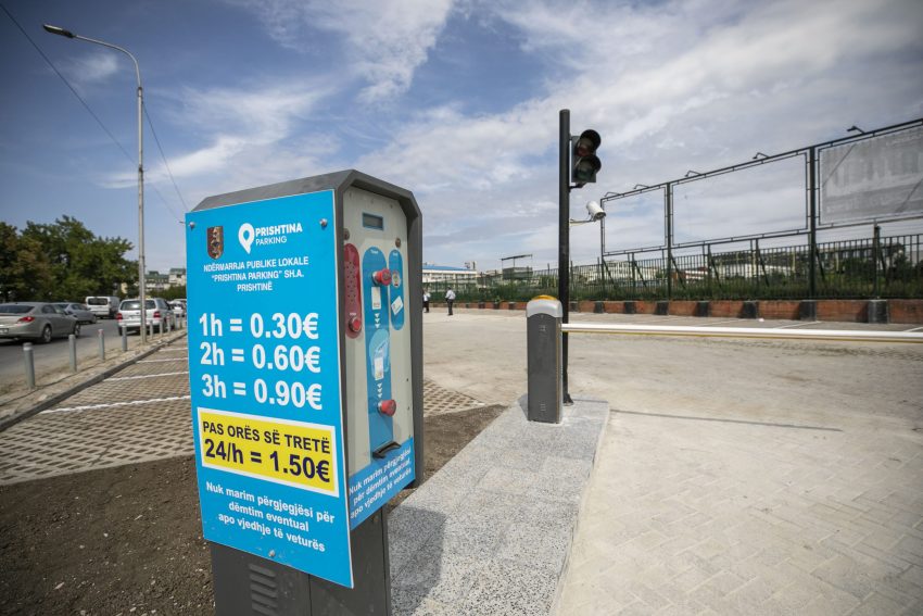 rregullorja-per-parkingjet-ne-prishtine,-rezidenteve-u-mundesohet-parkingu-falas-per-veturen-e-pare