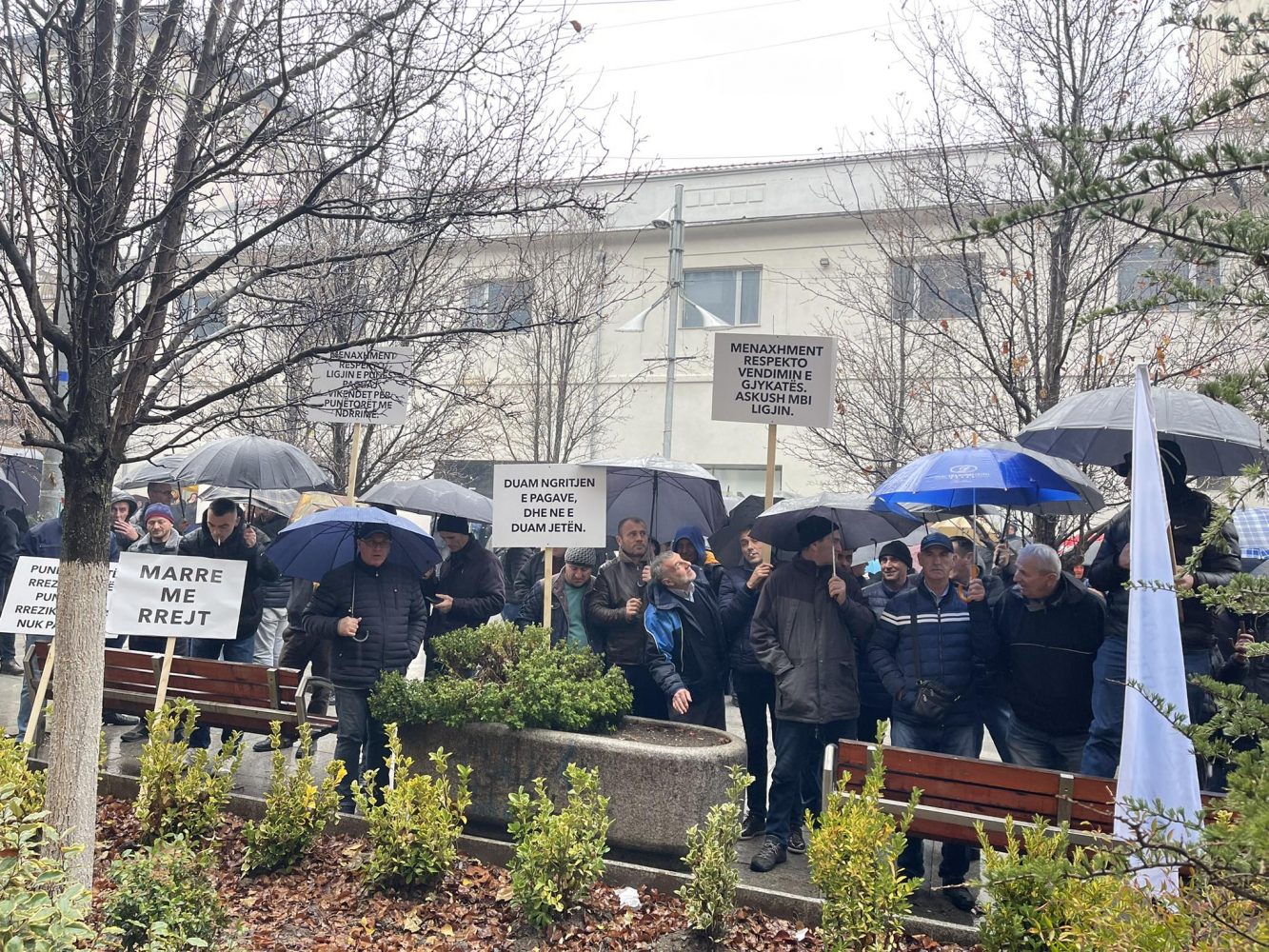 protestojne-punetoret-e-kek-ut,-kerkojne-rritje-te-pagave