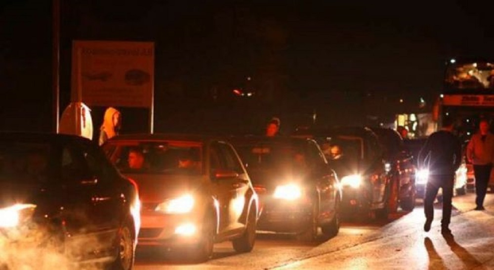 Krijohen kolona në kufi, qytetarët presin deri në dy orë për të hyrë në Kosovë