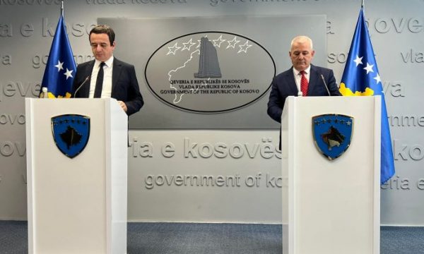 kurti-dhe-svecla-mbajne-sot-konference-per-medie