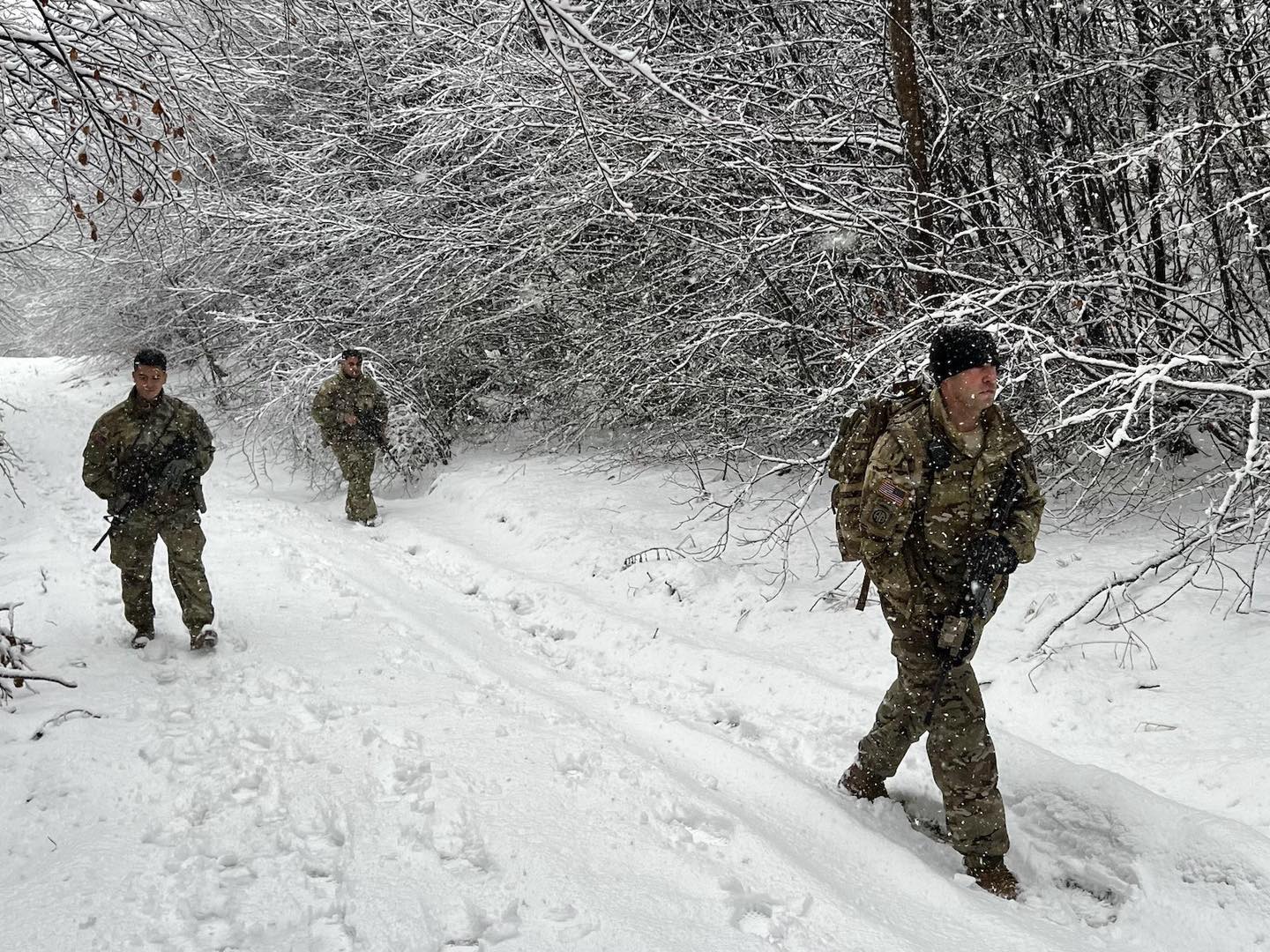 Kurti alarmoi për sulme të reja, KFOR tregon si ushtarët po patrullojnë për siguri afër Leposaviqit