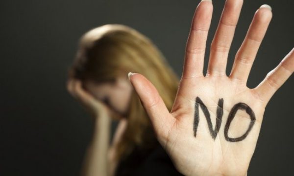 5 raste të dhunës në familje- viktima gratë, të dyshuarit burra