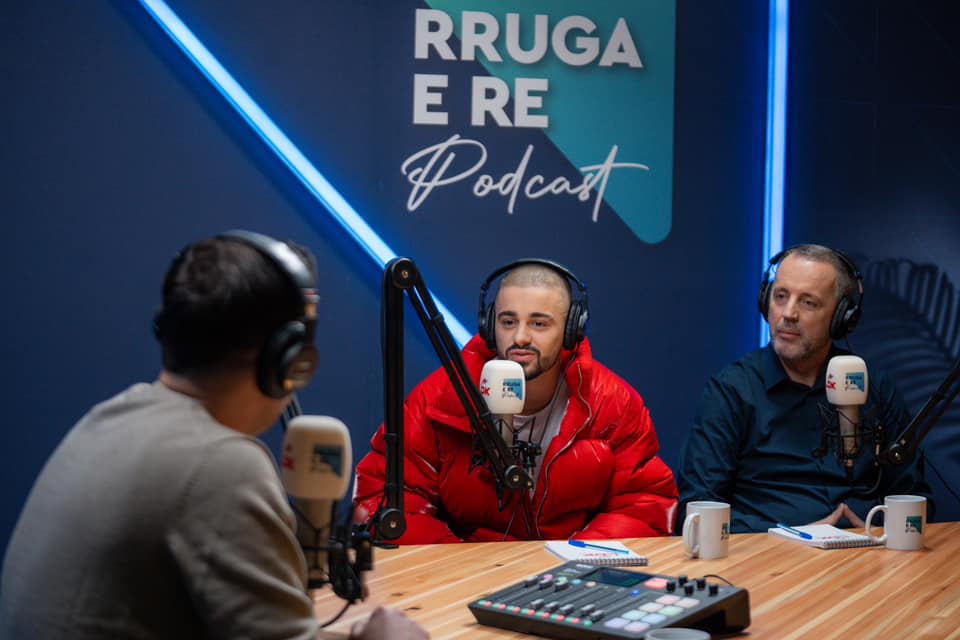 abdixhiku-e-fton-ne-podcast-zhegroven-dhe-babain-e-tij,-tregon-per-cfare-do-te-flasin