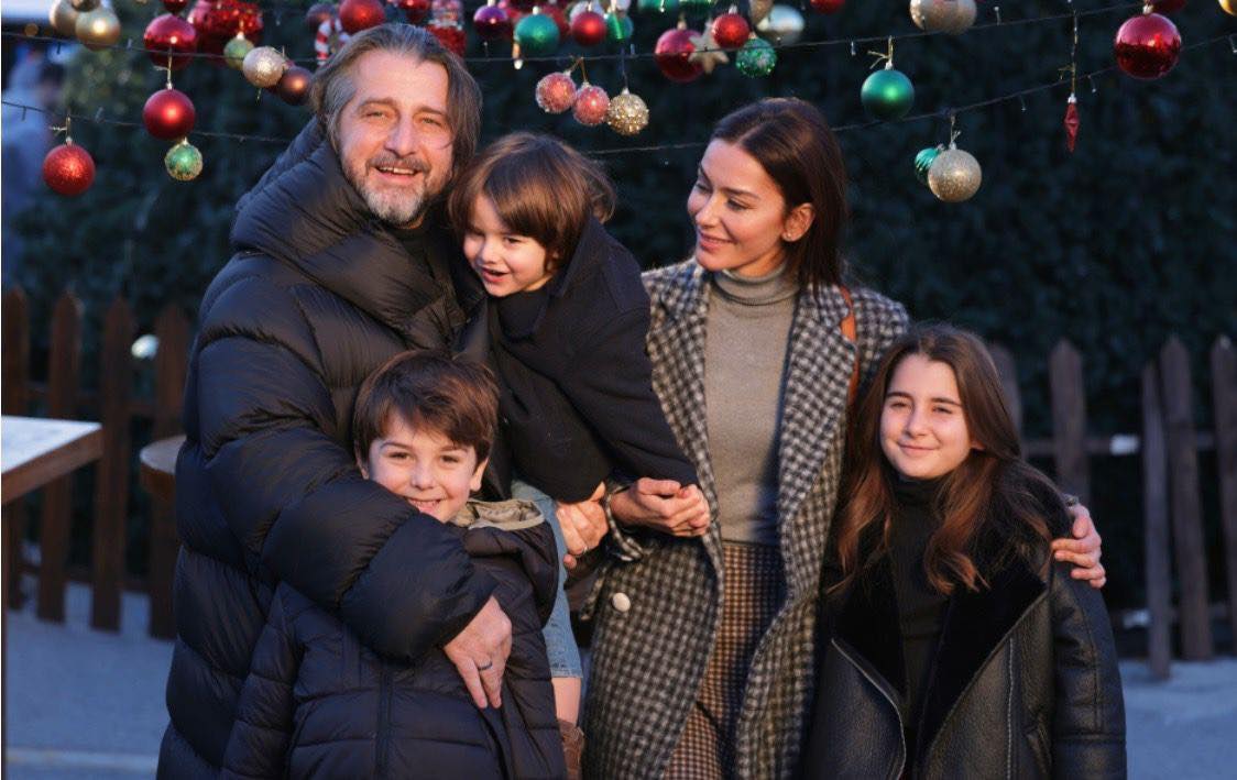 “feste-e-vecante-per-te-ndare-dashuri-dhe-gezim”,-rama-uron-krishtlindjen-me-nje-fotografi-familjare