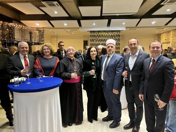 Xhelal Sveçla publikon foto me Dodë Gjergjin, Osmanin e Tërnavën: Urime Krishtlindja, begati, mbarësi e shëndet