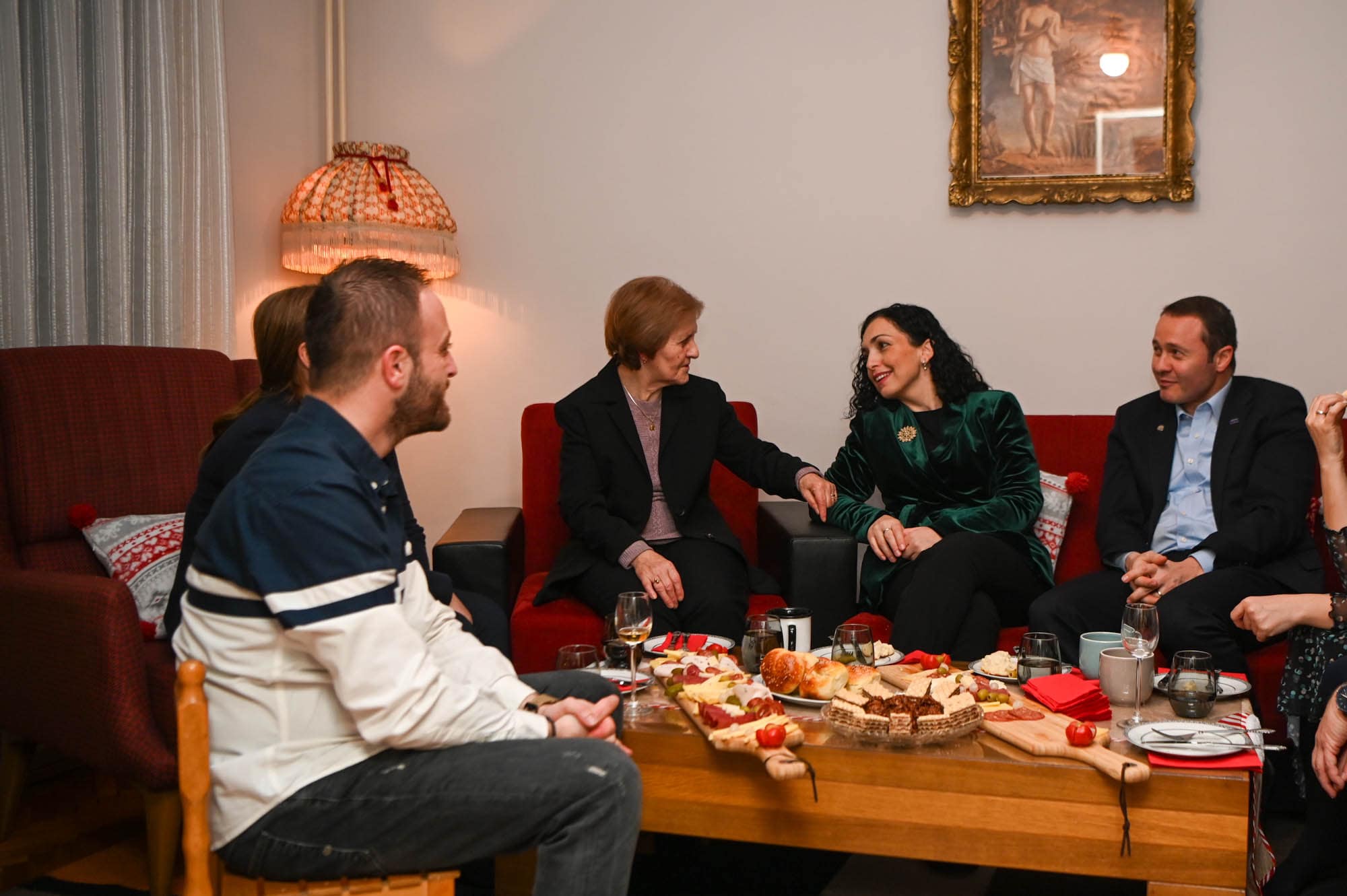presidentja-osmani-kalon-festen-e-krishtlindjes-ne-prizren