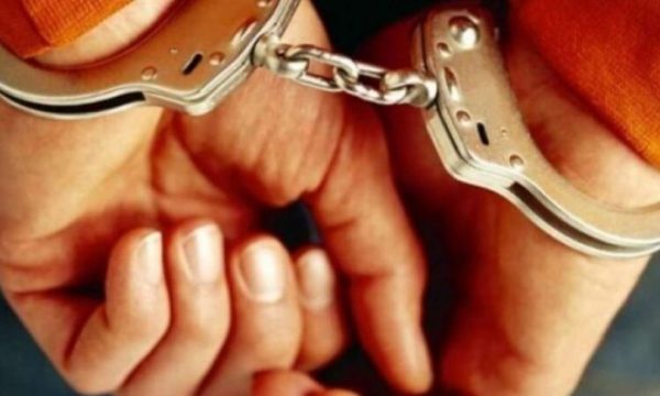 sulmoi-vellain-e-tij,-arrestohet-gjakovari
