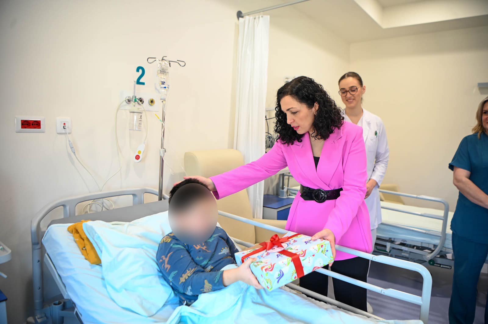 osmani-viziton-femijet-ne-kliniken-e-onkologjise-dhe-kirurgjise