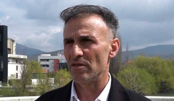 Pas shtatë muajsh i ngujuar në komunë, Lulzim Hetemi del në sheshin e Mitrovicës