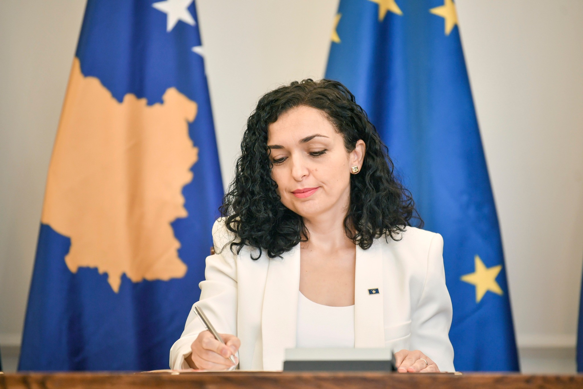 presidentja-osmani-dekreton-ambasadorin-e-kosoves-ne-zvicer,-ky-eshte-shefi-i-ri-i-misionit-ne-bern