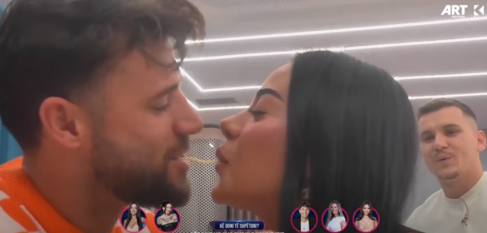 Lumbardhi dhe Kaderi puthen në mënyrë unike përmes një cope shpagete