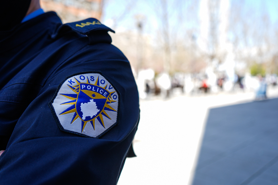 arrestohet-nje-person-ne-mitrovice,-dyshohet-se-e-kanosi-policin