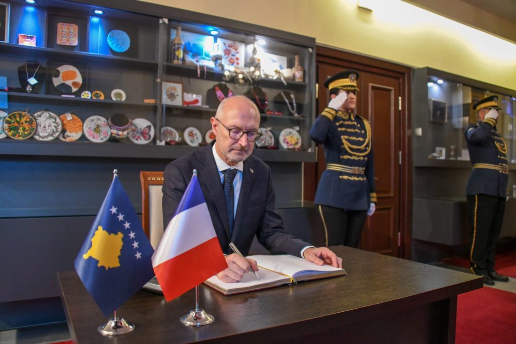 ambasadori-francez:-kosova-eshte-evrope,-mos-pini-duhan-ne-prani-te-femijeve