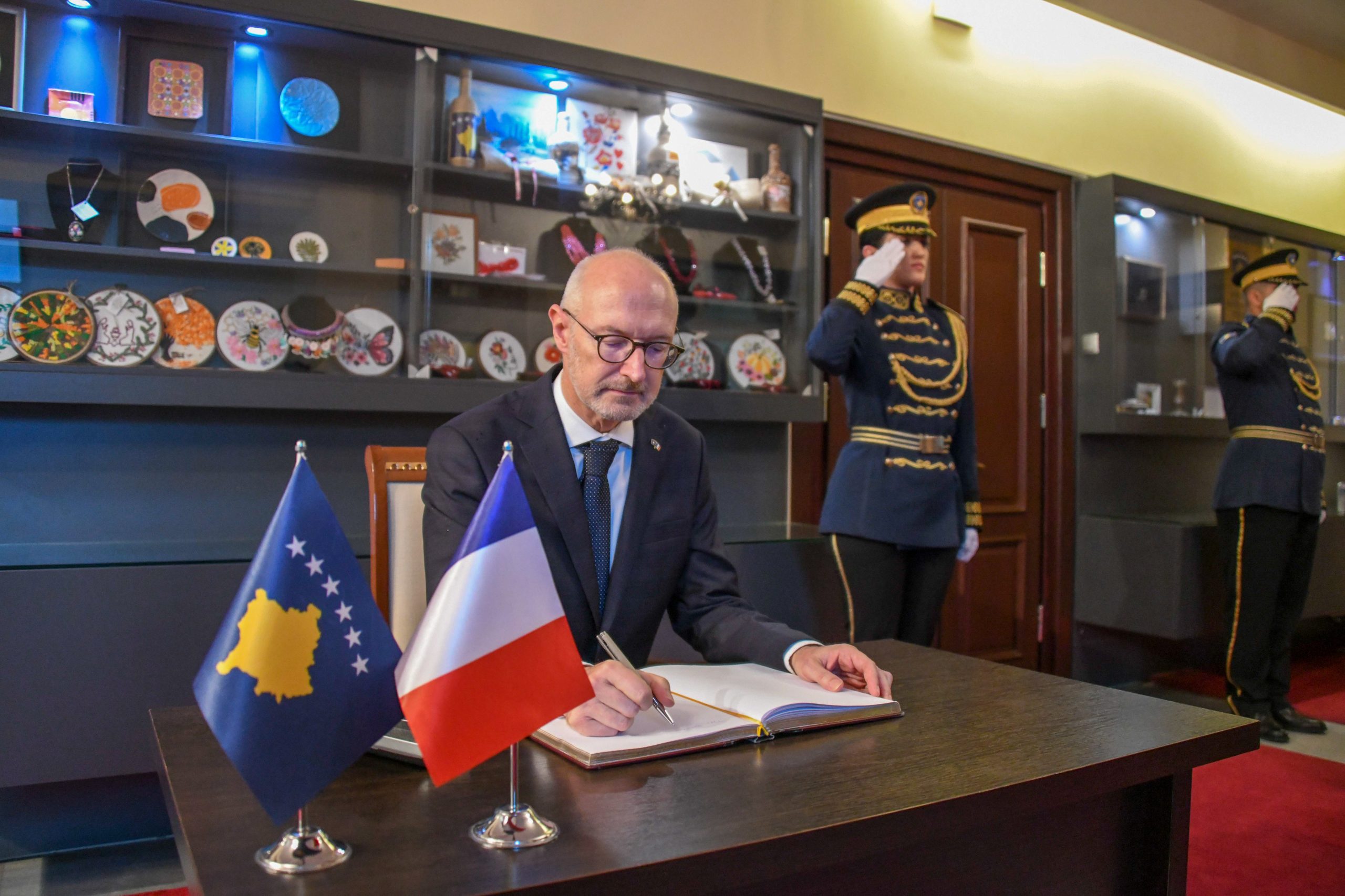 Ambasadori francez: Kosova është Evropë, mos pini duhan në prani të fëmijëve