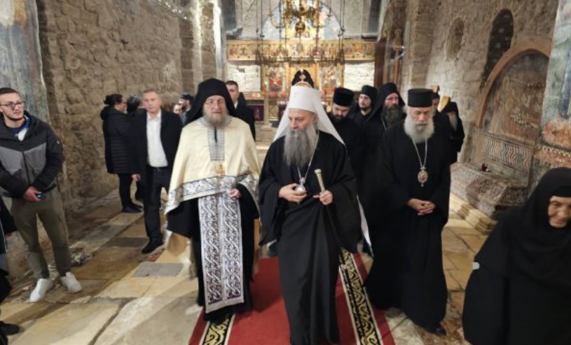 patriarku-porfirije-mberrin-ne-peje-per-krishtlindje,-manastri-i-decanit-publikon-fotografite