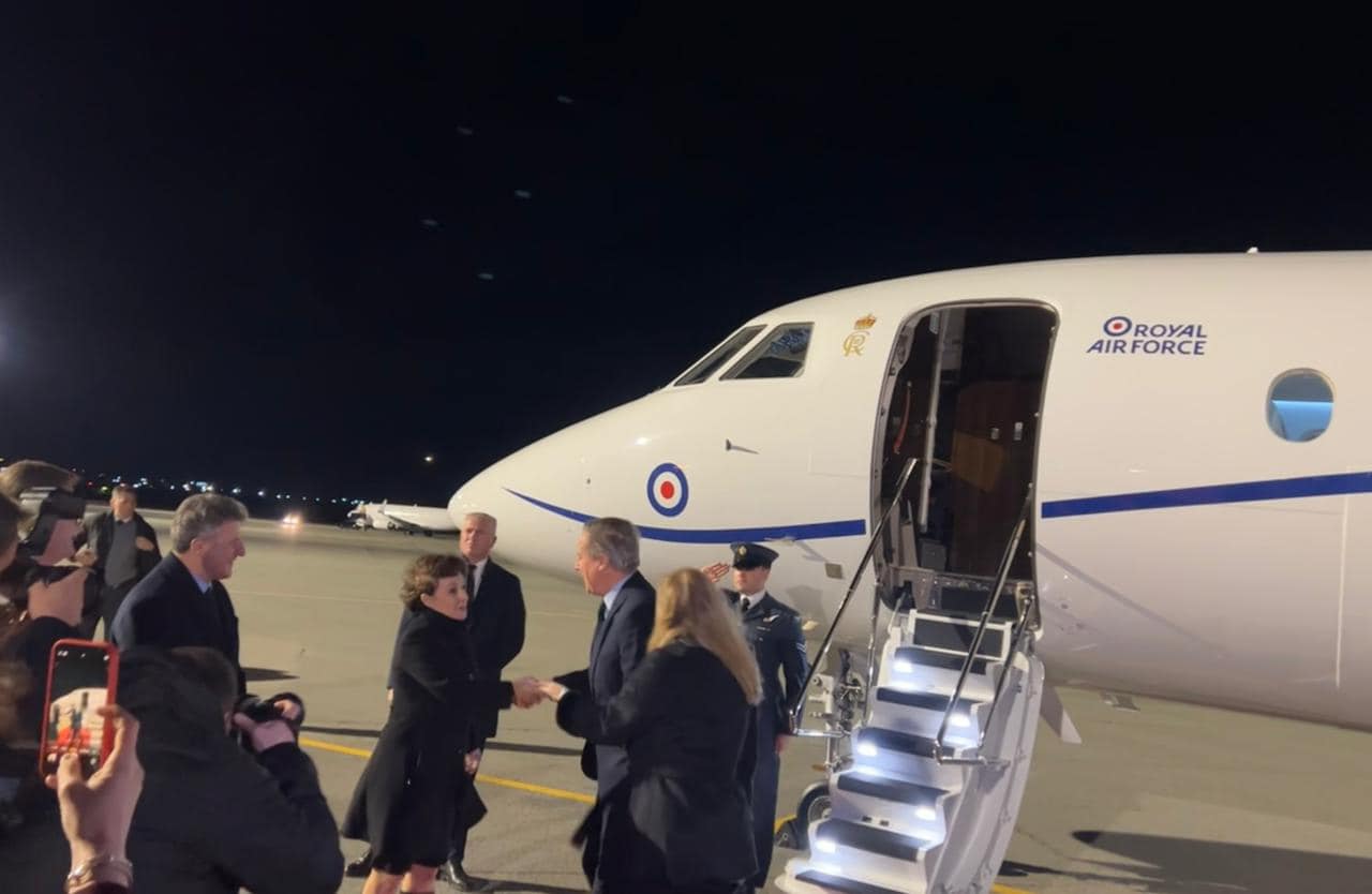 cameron-mberrin-ne-kosove,-pritet-ne-aeroport-nga-gervalla