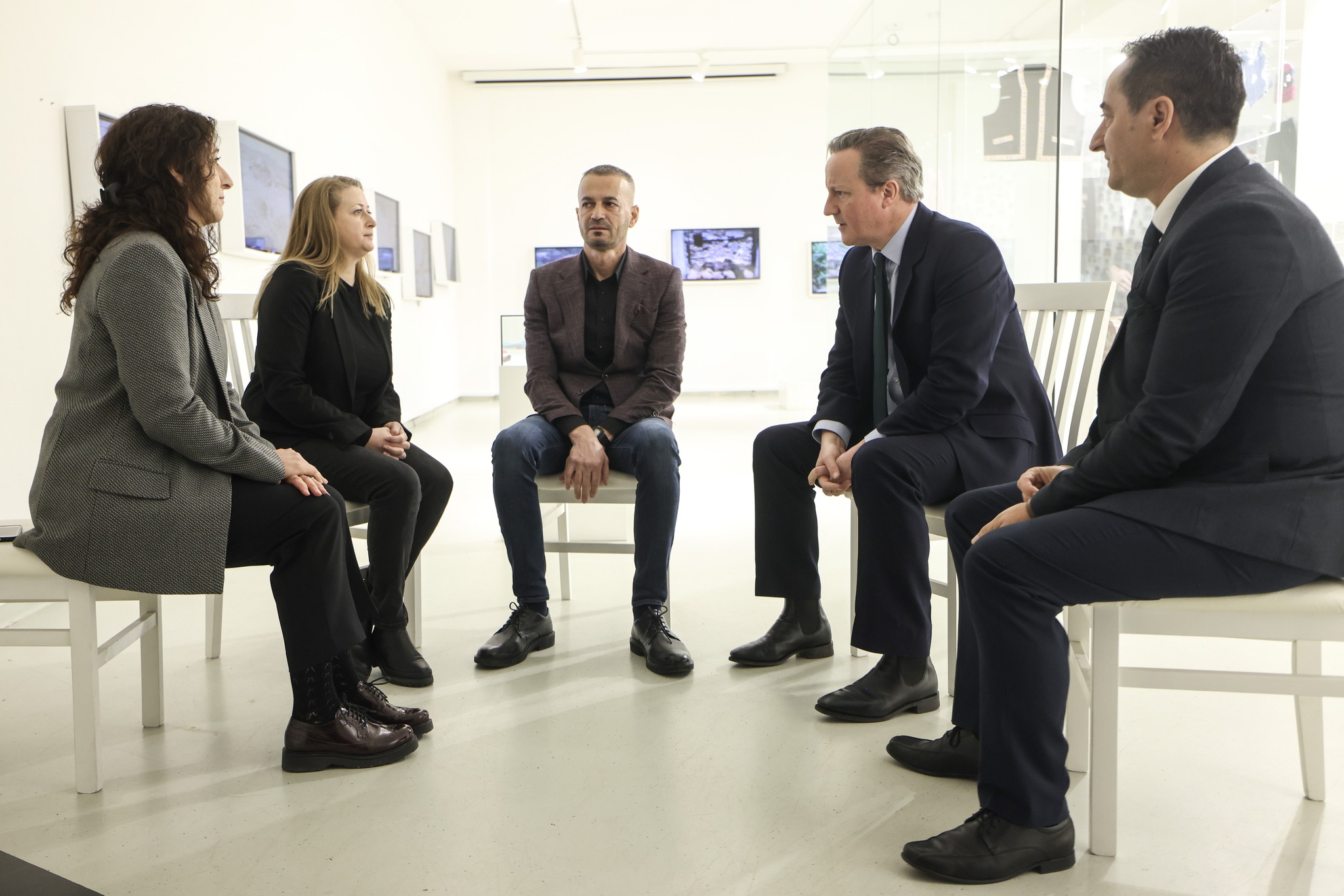 abbott:-cameroni-degjoi-deshmite-prekese-te-anetareve-te-familjeve-te-te-zhdukurve