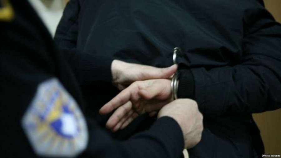 arrestohet-nje-burre-ne-decan-per-dhune-ne-familje,-gjate-bastisjes-i-gjenden-arme-e-44-fisheke