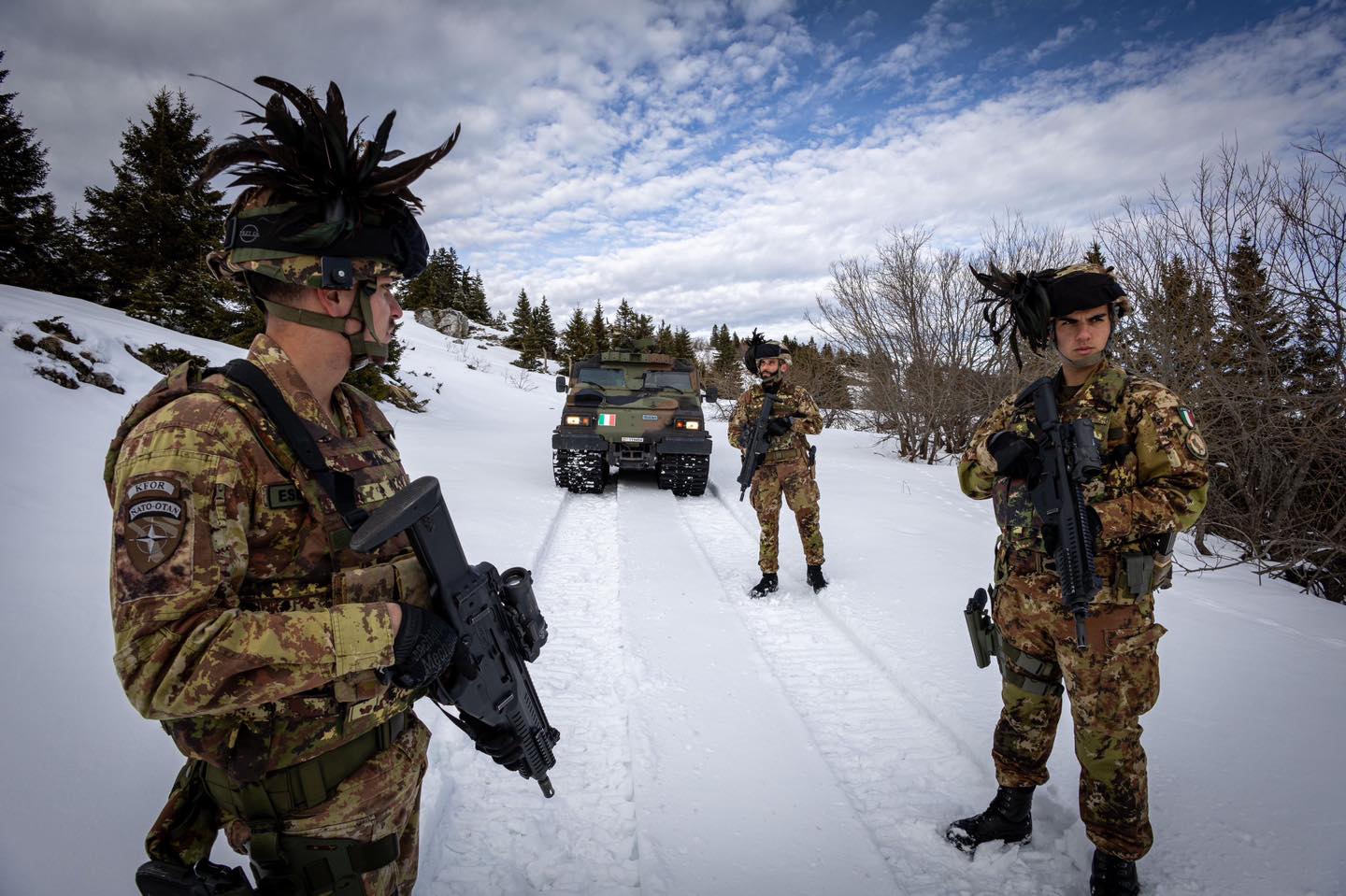 ushtaret-italiane-te-kfor-it-patrullojne-ne-kufirin-kosove-serbi