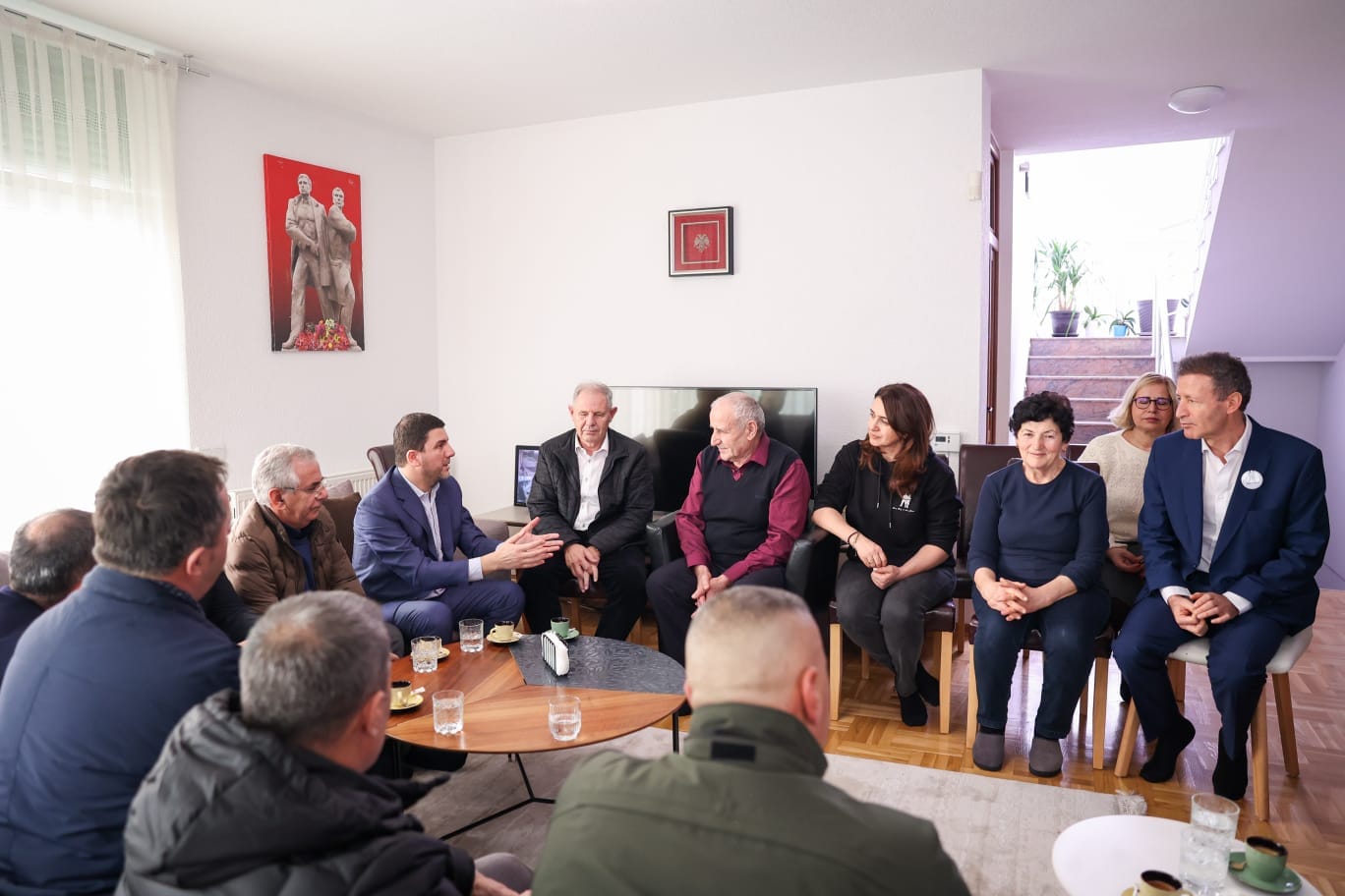 Krasniqi përkujton Rexhep Malën dhe Nuhi Berishën: Lavdi të përjetshme heronjve të Kosovës