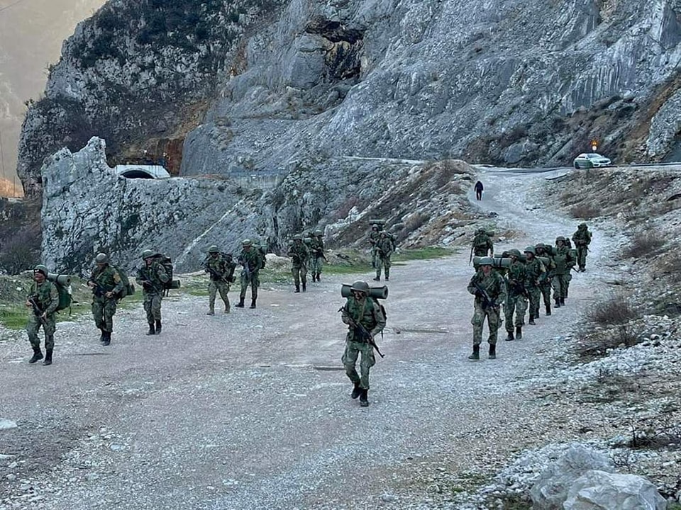 Reagimi në fushën e luftimit/ Ushtritë e Kosovës dhe Shqipërisë kryejnë stërvitje të përbashkët