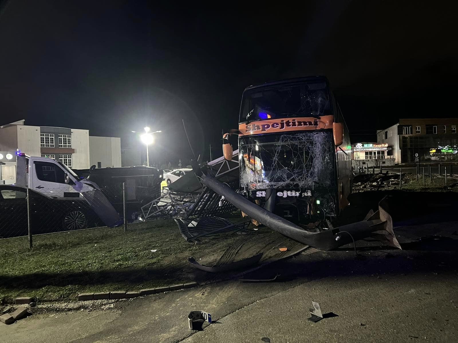 nga-vetaksidenti-autobusi-i-kompanise-“shpejtimi”-i-shkakton-200-mije-euro-deme-nje-autosalloni