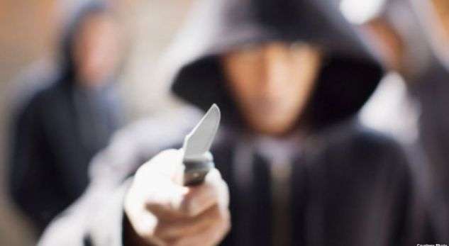 Therën me thikë një person, arrestohen dy të dyshuar në Podujevë