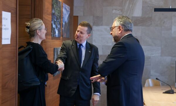 szunyog-takohet-me-cramon,-flasin-per-situaten-politike-dhe-ate-te-sigurise-ne-kosove