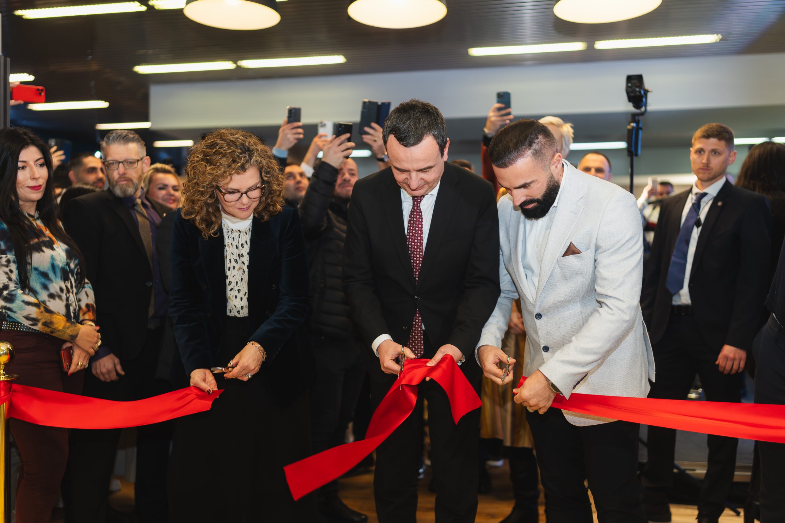 kurti-ne-cyrih-mori-pjese-ne-ceremonine-hapese-te-sallonit-te-mobilieve-te-prodhuara-ne-kosove