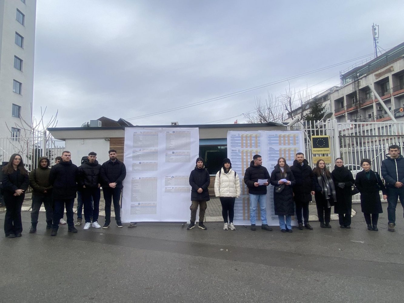 studentet-protestojne-para-zyres-se-be-se,-permendin-veshtiresite-e-shqiptareve-te-lugines-per-punesim-ne-institucione-te-serbise