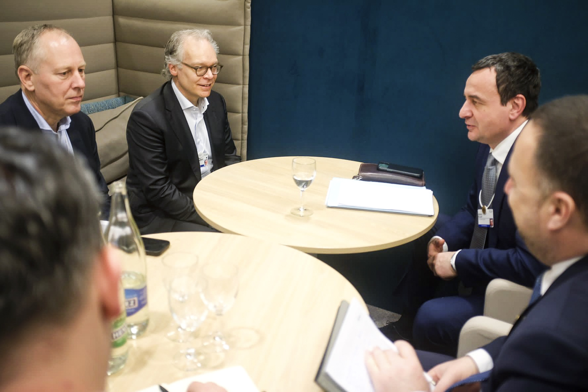 kurti-takon-ne-davos-perfaqesues-te-kompanise-“philips”