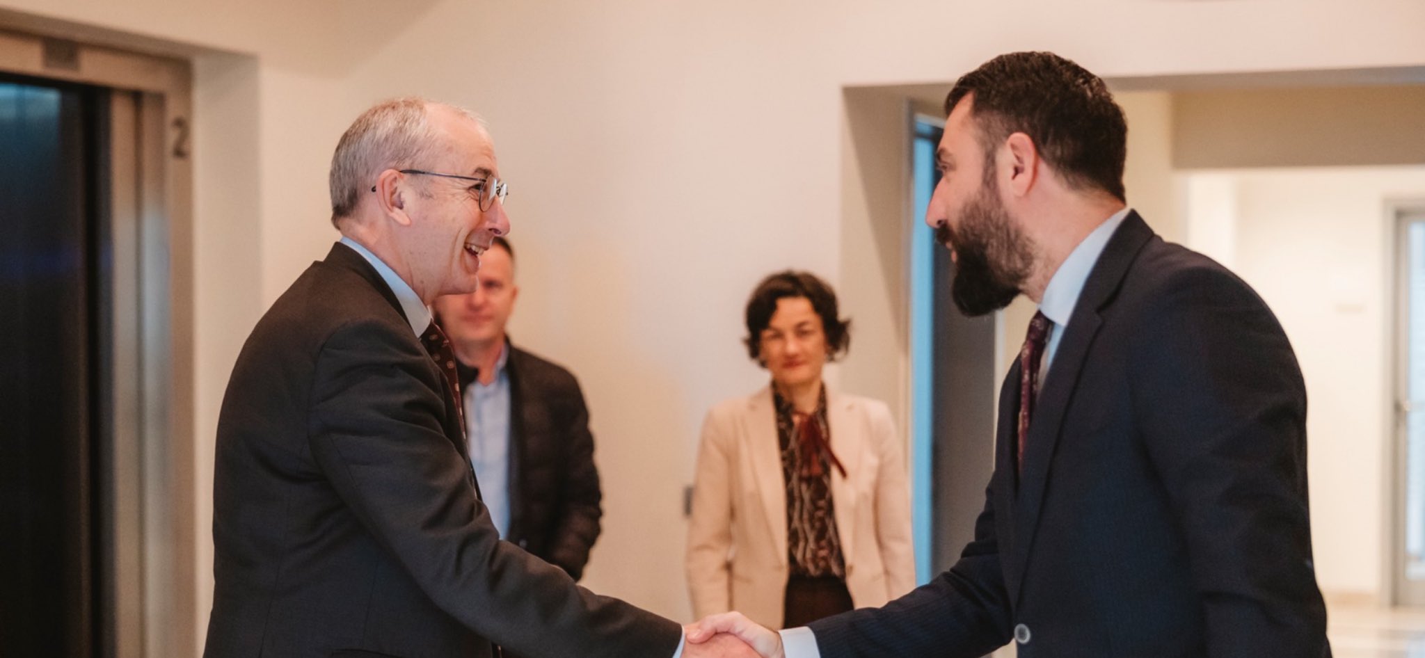 shefi-i-osbe-se-me-krasniqin:-diskutuam-per-zbatimin-e-ligjit-dhe-udhezimin-administrativ-per-kryetaret-veriore