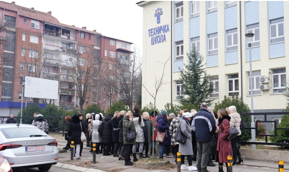 mblidhen-nenshkrimet-per-shkarkimin-e-kryetarit-te-mitrovices-se-veriut