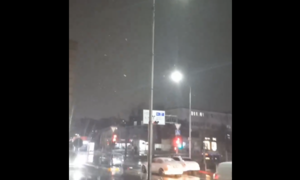 gazetari-holandez-ankohet-per-motin-ne-kosove:-diten-nxehte,-naten-po-bie-bore