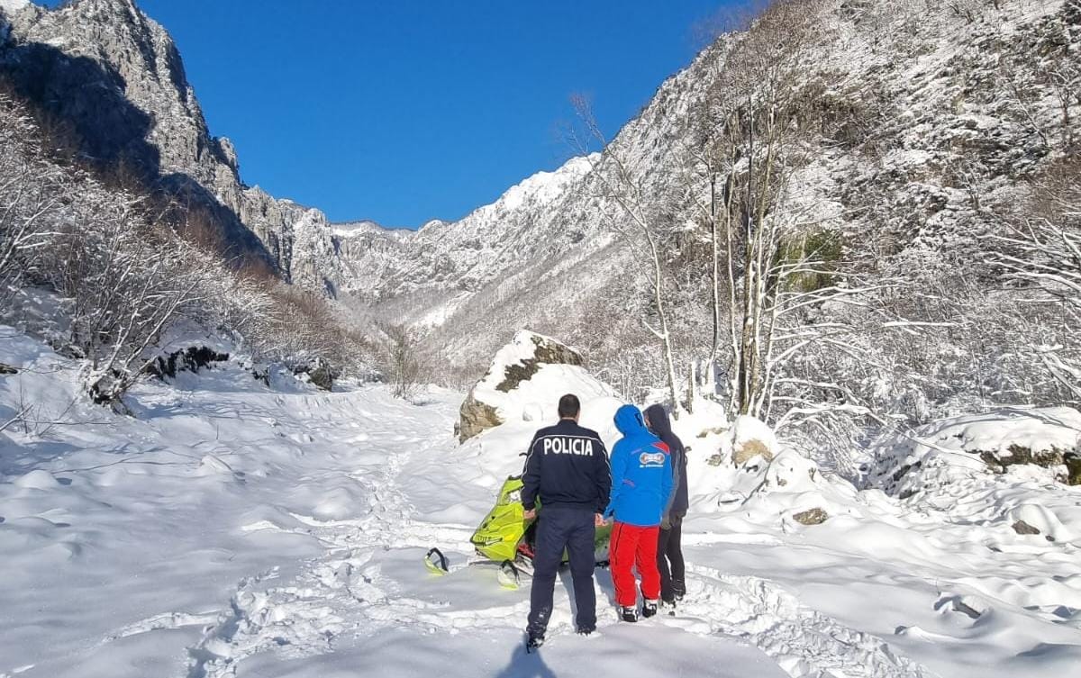 Tre kosovarë bllokohen në Alpet e Valbonës, dy prej tyre dolën vet, i treti u asistua nga ekipet e shpëtimit