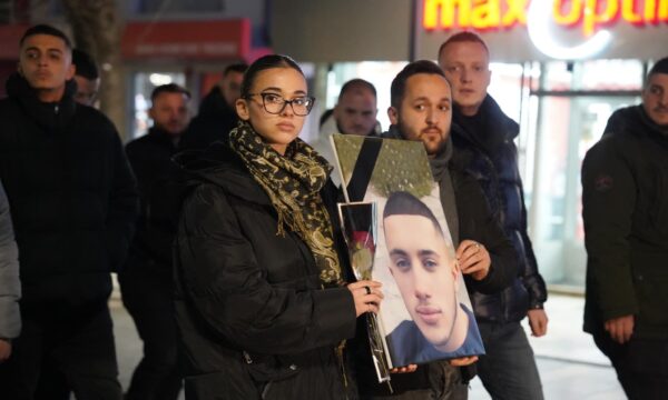 Rinia e LDK-së ndezën qirinjë për 18-vjeçarin e vrarë në Podujevë: Sot, të gjithë jemi Lulzimi