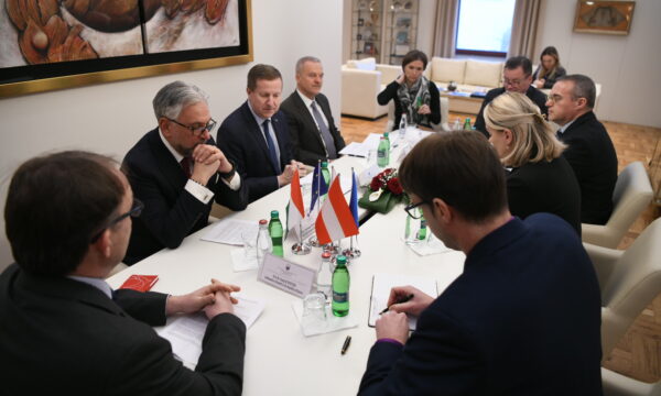 shefi-i-zyres-se-be’se-dhe-ambasadori-rohde-i-kerkojne-qeverise-t’i-ndale-sulmet-ndaj-gjykates-kushtetuese