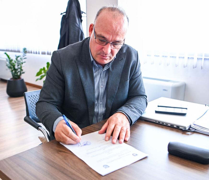 bulliqi-merr-vendim-ndalohet-posedimi-i-telefonit-ne-shkolla-per-nxenesit-dhe-mesimdhenesit
