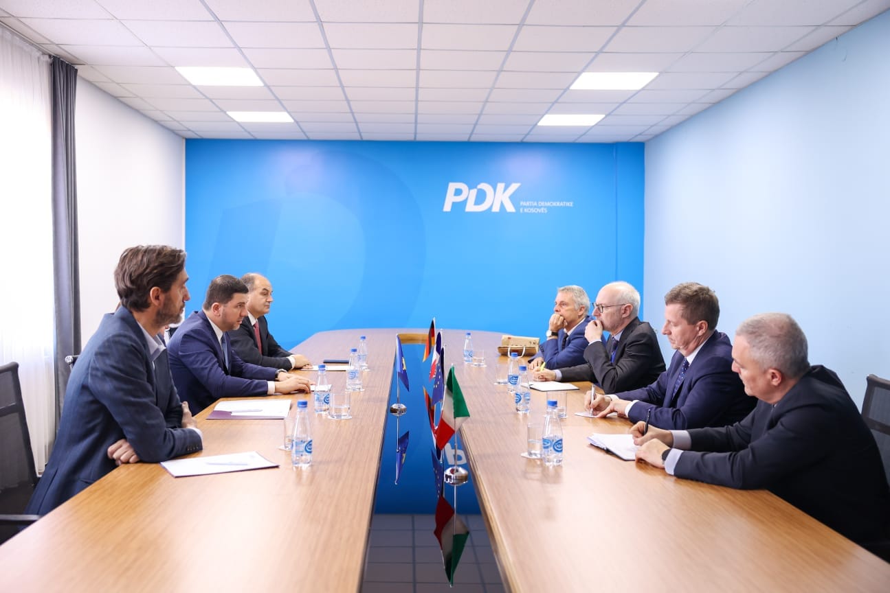 krasniqi-takon-szunyog-dhe-ambasadorin-gjerman,-francez-e-italian-–-flasin-per-zhvillimet-ne-vend