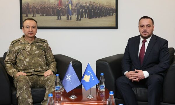 maqedonci-takohet-me-komandantin-e-kfor’it,-flasin-per-intesifikimin-e-patrullimit-kufitar-pas-banjskes