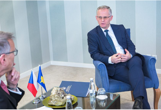 Bislimi takohet me ministrin çek, biseduan rreth planit për integrimin evropian të Kosovës